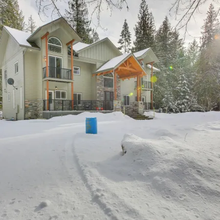 Expansive Group Lake House w/ Private Hot Tub!