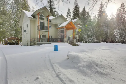 Expansive Group Lake House w/ Private Hot Tub! - balcón