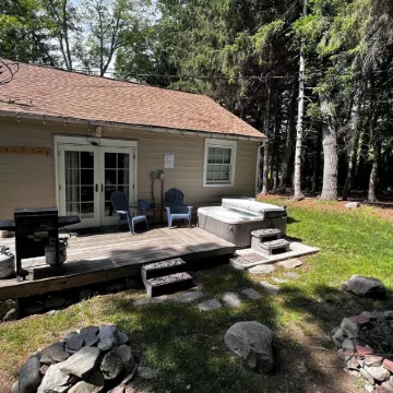 Hot Tub, Relaxing Hammock under the trees, Fire pit, BBQ, surrounded by nature