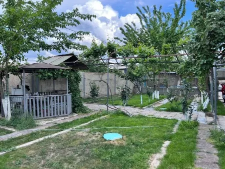 Sunny Garden - Charming 4-bedroom Guest House with AC and WiFi in Yerevan Отели рядом с Аэропорт Звартноц