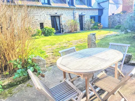 Charming Breton Penty 40m from the ocean Отели в г. Пенмарш