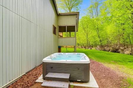 Poconos Hideaway - Woods & Wildlife Отели в г. Дреер Тауншип