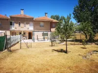 Nice house with garden CASASOLA Playa del embalse del pontón附近的飯店