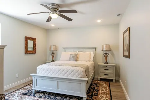 Charming guest house on private property with AC in quiet part of Ozark Hotels in Riverside Township