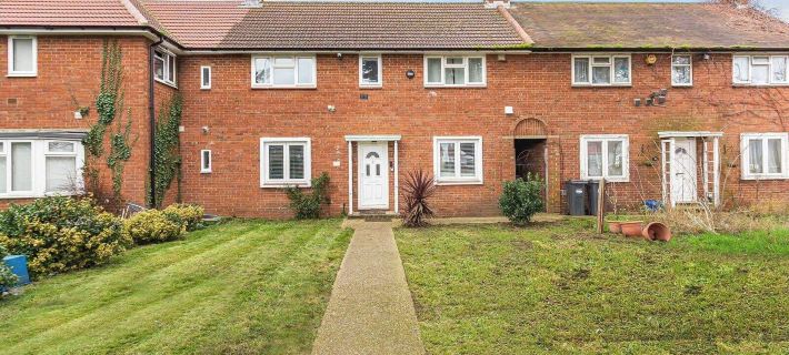 Spacious 3-Bed House with Car Park Near Heathrow Hotéis em Hounslow