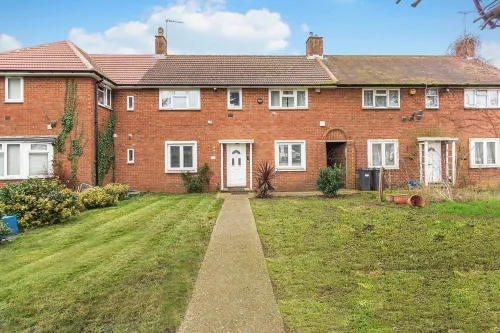Spacious 3-Bed House with Car Park Near Heathrow فنادق في هونسلو