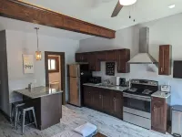 Charming cottage in enchanting Savannah with WiFi, AC