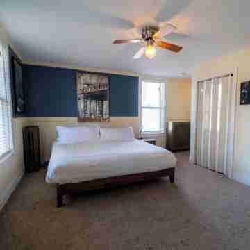 Heart of Lake George – Fireworks on  Back Deck, Parking, Walk to Everything Rooms