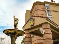 Monte Carlo Inn Airport Suites Hotels near Apollo Convention Centre