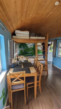 Spend the night in a railroad carriage - nostalgia & comfort in Thuringia Отели в г. Кирххайлинген