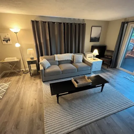 Charming and relaxing 2-bedroom house in quaint Springfield with AC.