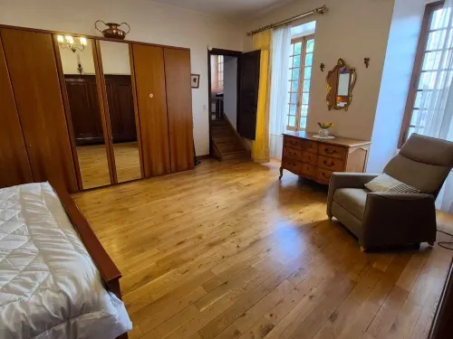 Spacioius holiday home with AC in centre town of medieval Puycelsi Hotel di Puycelci