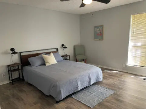 Spacious 5-bedroom house, 2 living areas, in Tulsa, centralized location!