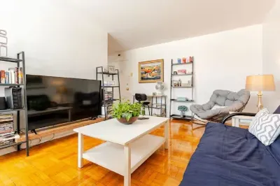 Chic 1-bedroom apartment in fabulous Toronto with AC, WiFi Hotels in Scarborough