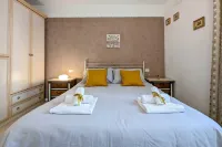 Newly built apartment within walking distance of the sea and the center. โรงแรมใน