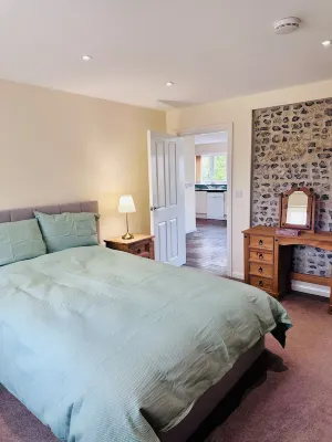 Charming 2BD Country Bungalow on Working Farm in Kent Countryside