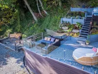 Vashon Modern Waterfront Retreat+Private Beach+BBQ+Firepit Hotels in Vashon