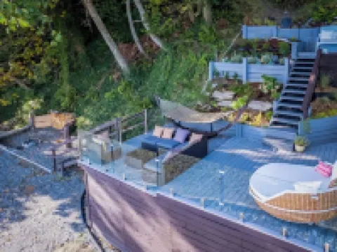 Vashon Modern Waterfront Retreat+Private Beach+BBQ+Firepit