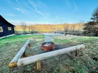 Hillside Cabin :: Secluded Log Cabin on 15 Acres, Pond & trails. Near Woodbury - Wifi