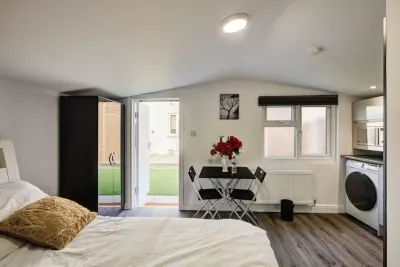 Luxury Studio Cabin - Central Location - Parking 다트퍼드 주변 호텔