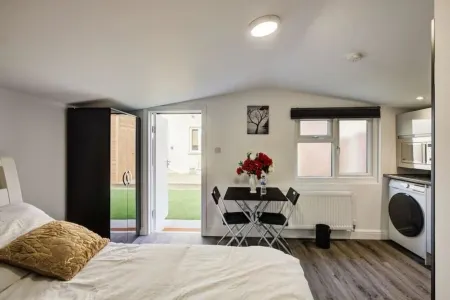 Luxury Studio Cabin - Central Location - Parking Отели в г. Дартфорд