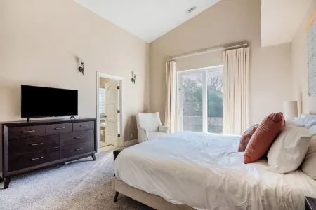 Lux 4BR Retreat Pool Hot Tub 2 Kings 2 queens Davis Sacramento NorCal