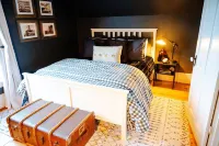 Century Home centrally located in Prince Edward County (located in Bloomfield) Hotels in Bloomfield