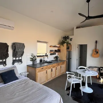 Serene cabin 3 with AC in charming Paradise valley with stunning views