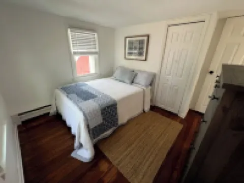 Charming 2-BRM Cottage in Tranquil Island Heights - Steps from the River