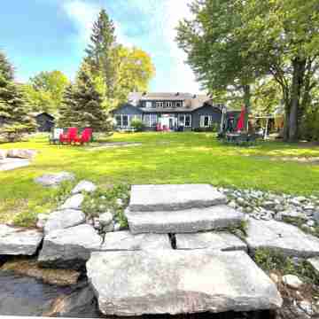 Stunning 4 Season Family Friendly Lake House with Hot Tub Hotel Exterior