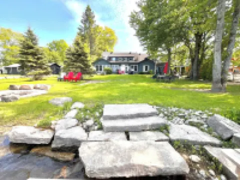 Stunning 4 Season Family Friendly Lake House with Hot Tub