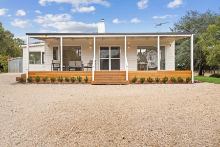 Panoramic views on the doorstep of McLaren Vale, Adelaide Hills and the beach.