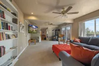 Charming 6-bedroom cabin with stunning views!