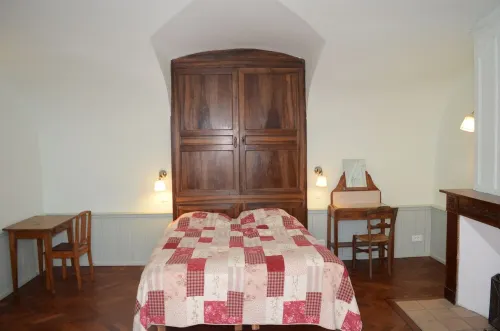 90m2 first floor appt in historic estate Hotels in Sérignac