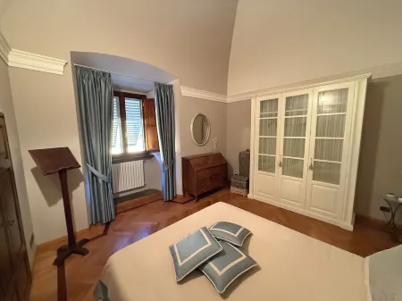 Top floor in historic building in downtown Prato, with garage within walking distance