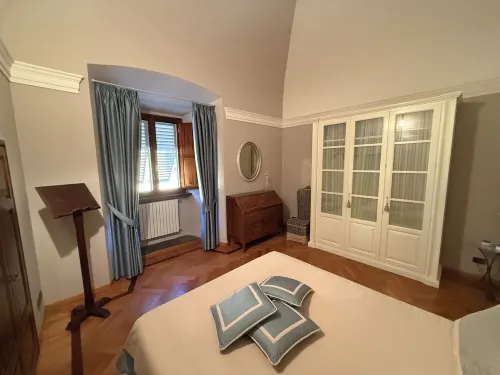 Top floor in historic building in downtown Prato, with garage within walking distance