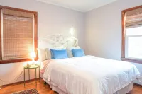 Charming 2-bedroom cottage in delightful Peoria with WiFi, AC