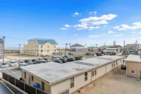 Charming 2bedroom ocean view beach front condo in Seaside Hts w pool, AC, WiFi