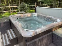 Luxury Poconos retreat with hot tub, sauna, fire pit & patio Hotels in Middle Smithfield Township