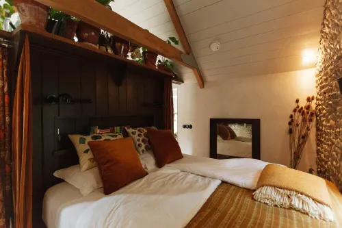 Spinks Nest - Luxury vintage boutique flint cottage