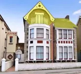 Flat, amazing balcony sea view, bike store, garden