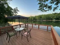 Rivers Edge Retreat with spectacular water views, Full kitchen, Games,  Fishing