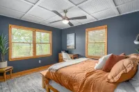 New Listing! Luxury mountain view cabin in the heart of Aska Adventure area