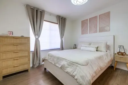 Cypress-Charming 3-bedroom home with AC, WiFi & Pool, close to Disney & Beaches