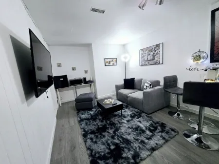 COZY 1Br Basement Suite Perfect for Couple!Free Sparkling Wine! Private Parking. Отели рядом с достопримечательностью «Парк Сентрал»