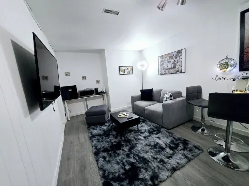 COZY 1Br Basement Suite Perfect for Couple!Free Sparkling Wine! Private Parking.
