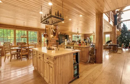 Spacious Cabin near Hunter & Windham Mountains - 5-25-minute drive - 6 Bedrooms