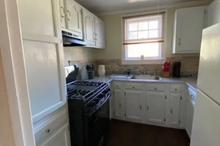 NEW! Renovated GORGEOUS APT! CALLING TRAVEL Professionals! 30 Day minimum stay.