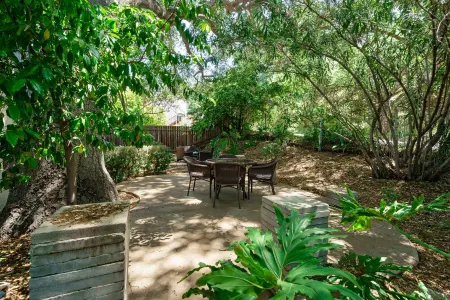 Mid-Century Calabasas Residence Отели в г. Калабасас