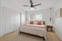 Newly renovated 3BR/2BA home with modern finishes, fast WiFi, central A/C, Hotels in Fort Myers Shores